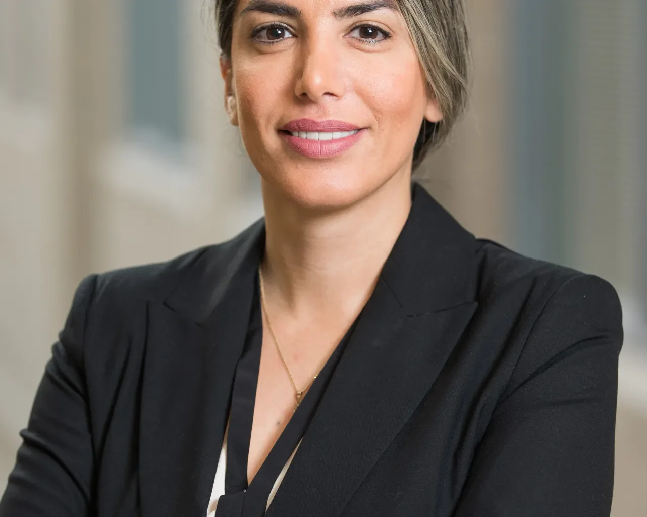 Portrait montrant Mme Samira Ghorbani, souriante.