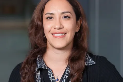 Photo montrant Mme Rayatpour souriante.