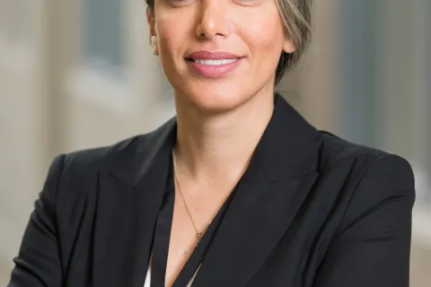 Portrait montrant Mme Samira Ghorbani, souriante.
