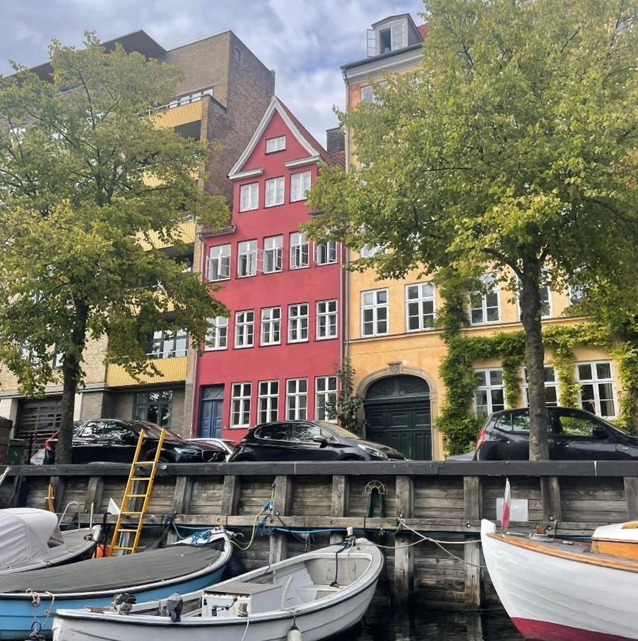 [Maisons colorées situées le long d’un des canaux de Copenhague, au Danemark.]