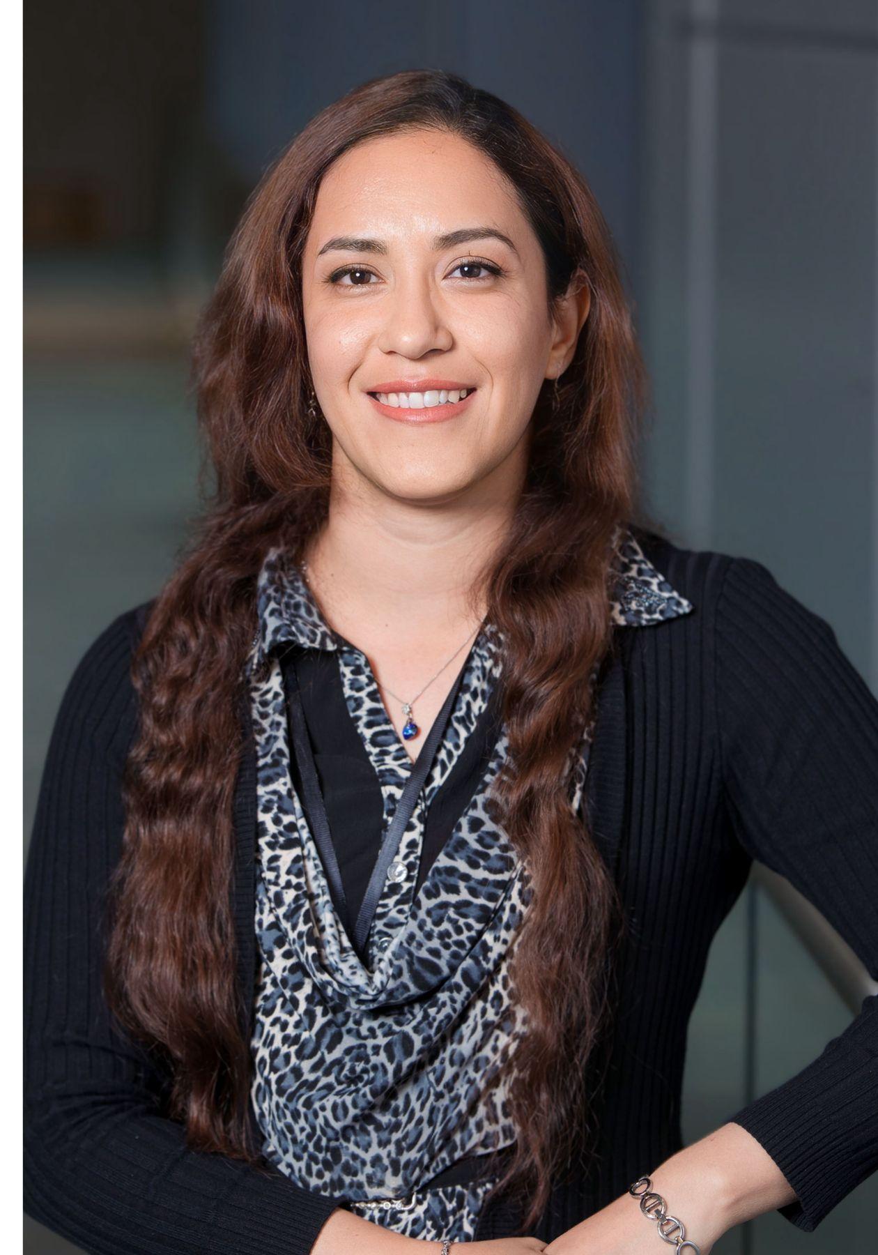 Photo montrant Mme Rayatpour souriante.