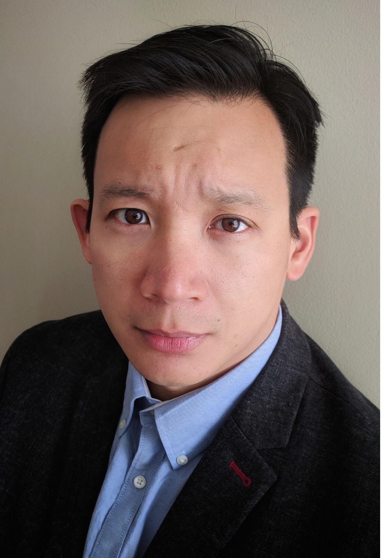 Portrait de M. Chan. Le scientifique porte une chemise bleu pâle et un veston noir.