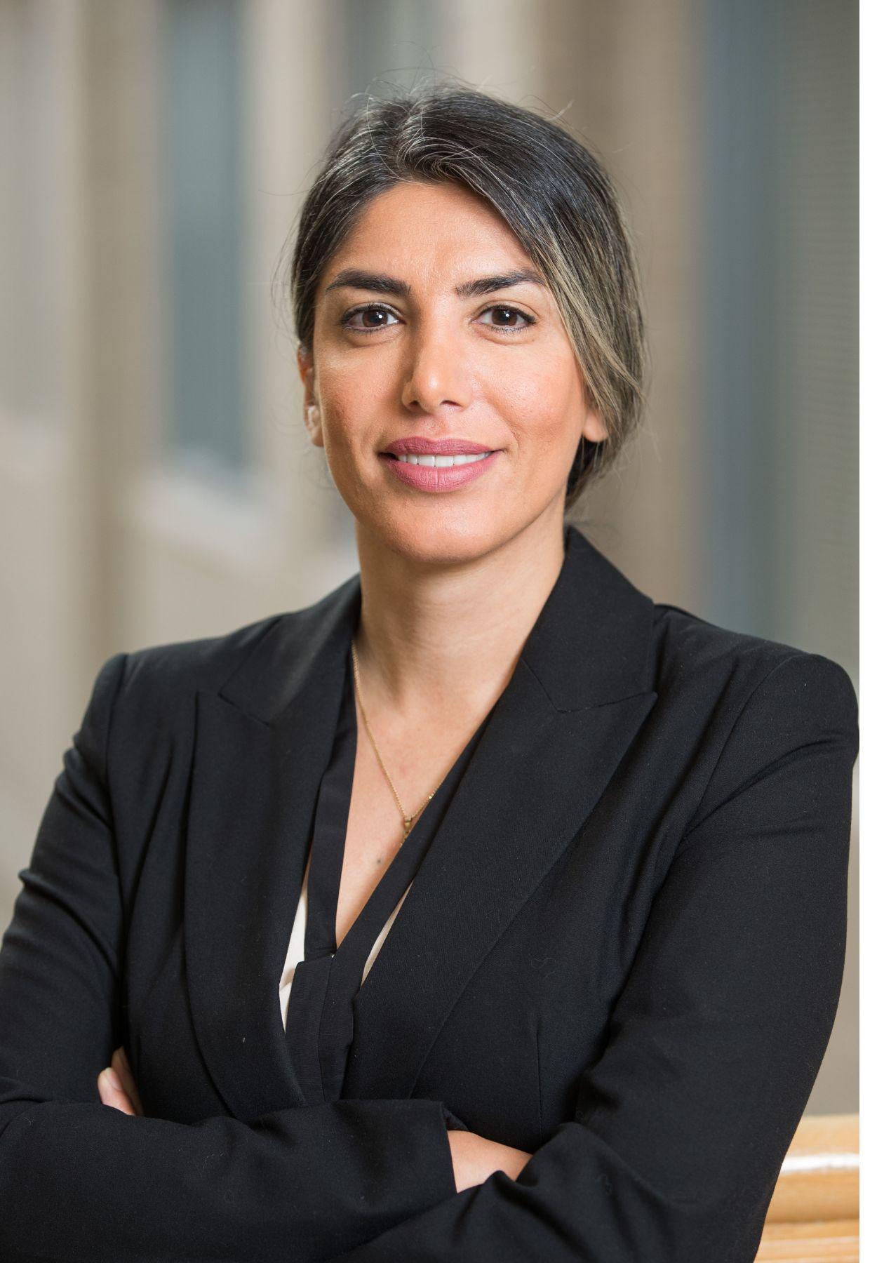 Portrait montrant Mme Samira Ghorbani, souriante.