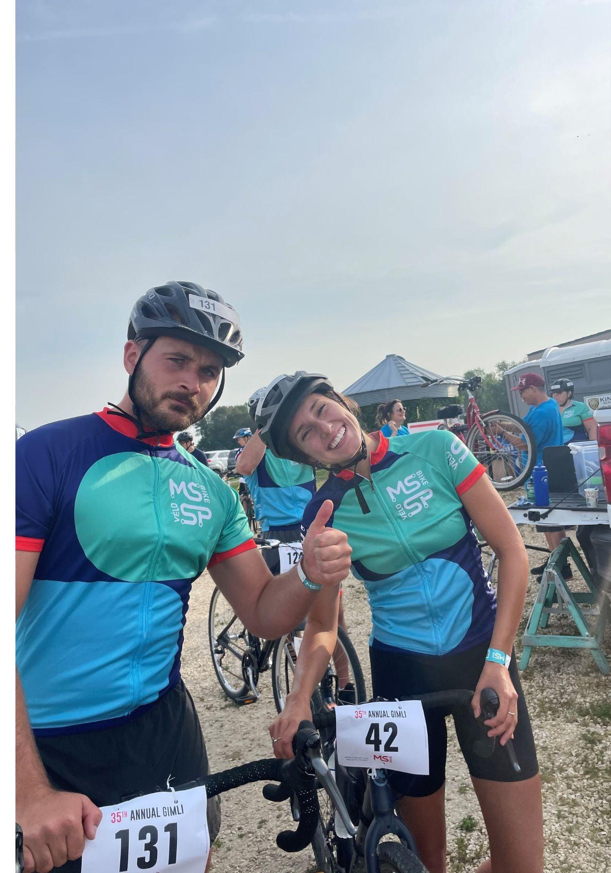 Mika et son mari sourient devant l’objectif. Ils portent un casque sur la tête et leur tenue du Vélo SP. Ils sont debout à côté de leur vélo.