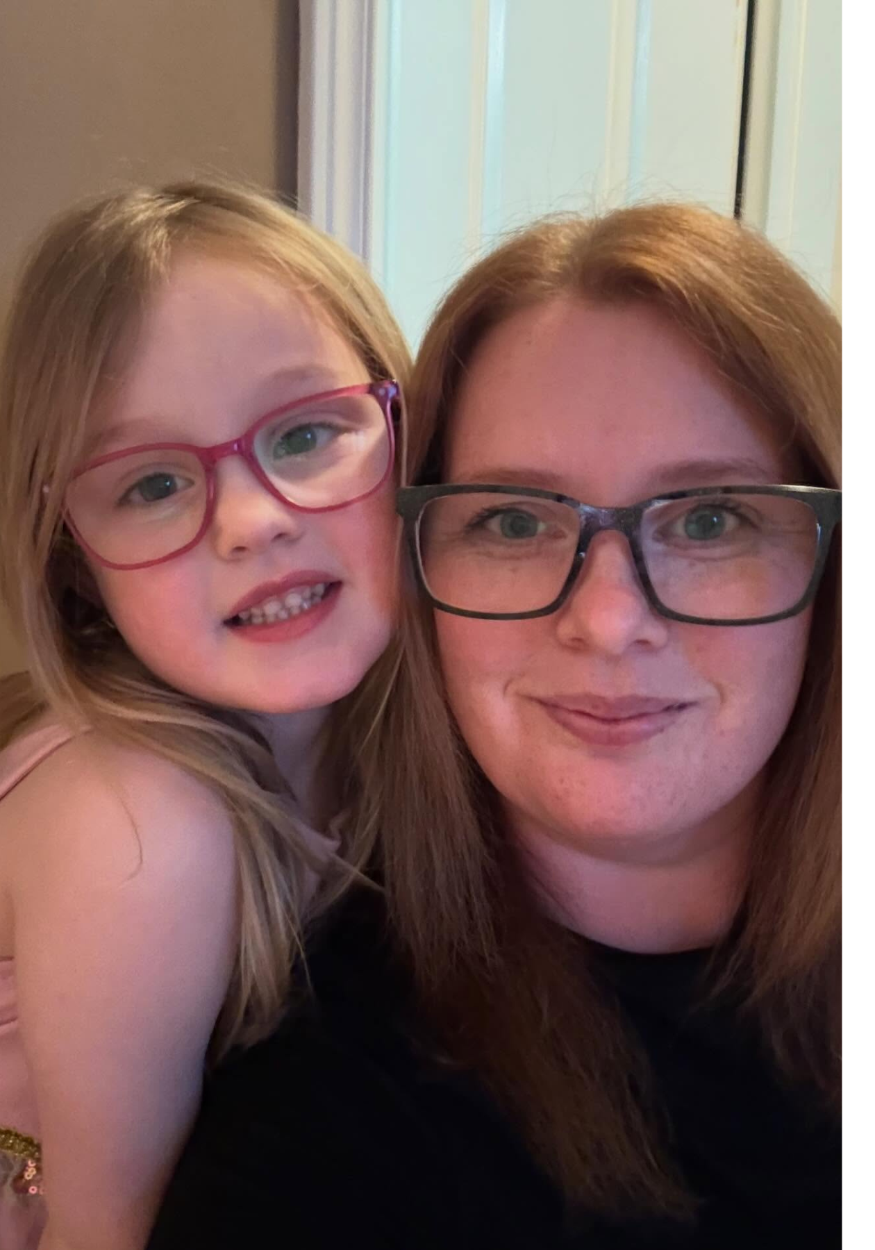 Janice et sa fille posent pour un égoportrait, tout sourire et portant toutes deux des lunettes.