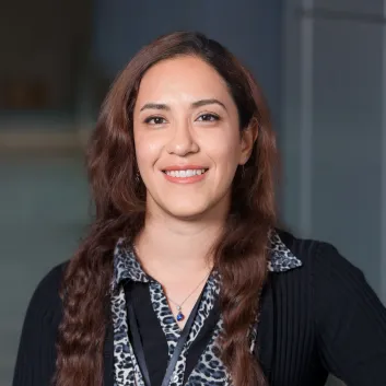 Photo montrant Mme Rayatpour souriante.